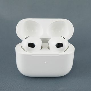 アップル(Apple)のApple AirPods 第三世代 MagSafe充電ケース付 USED美品 ワイヤレスイヤホン 耐汗 耐水 MME73J/A Qi充電 完動品 中古 KR V9154(ヘッドフォン/イヤフォン)