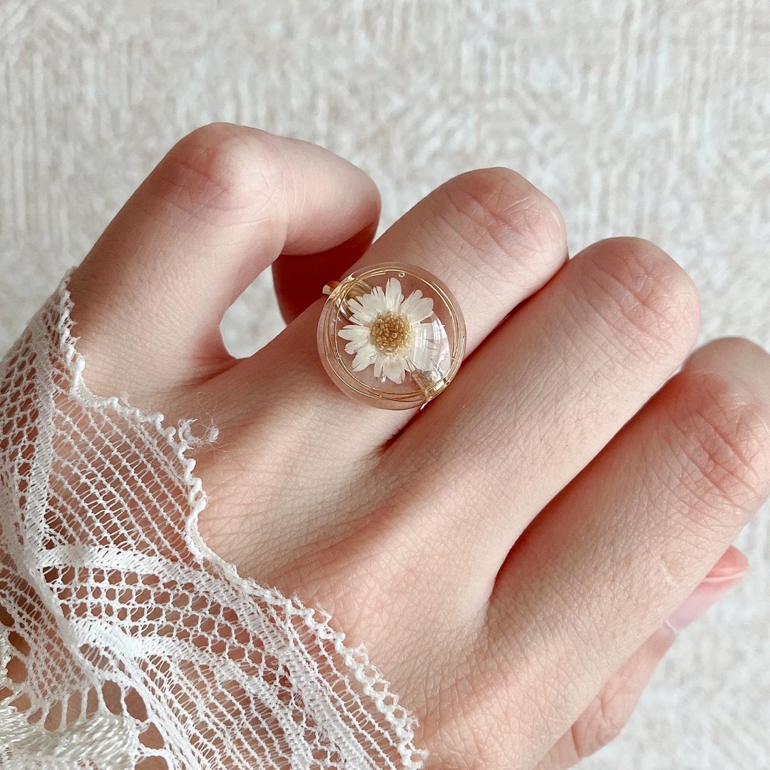 【一点のみ】ドライフラワーリング(ホワイト) レディースのアクセサリー(リング(指輪))の商品写真