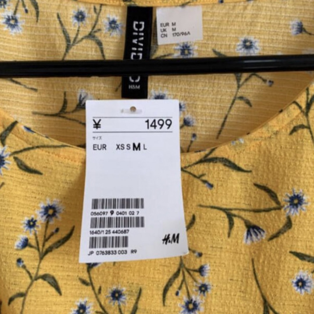 H&M(エイチアンドエム)の未使用　H&M イエローカットソー レディースのトップス(カットソー(半袖/袖なし))の商品写真