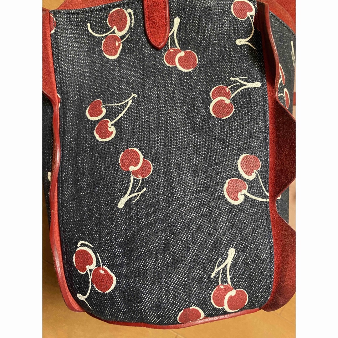 miumiu(ミュウミュウ)のmiumiu さくらんぼ　筒型 かばん レディースのバッグ(ショルダーバッグ)の商品写真