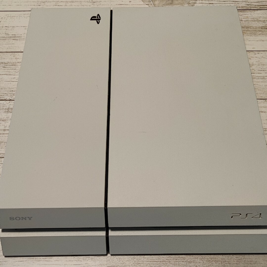 PlayStation4(プレイステーション4)のSONYPlayStation4本体＋バイオハザード レジデントイービル エンタメ/ホビーのゲームソフト/ゲーム機本体(家庭用ゲーム機本体)の商品写真