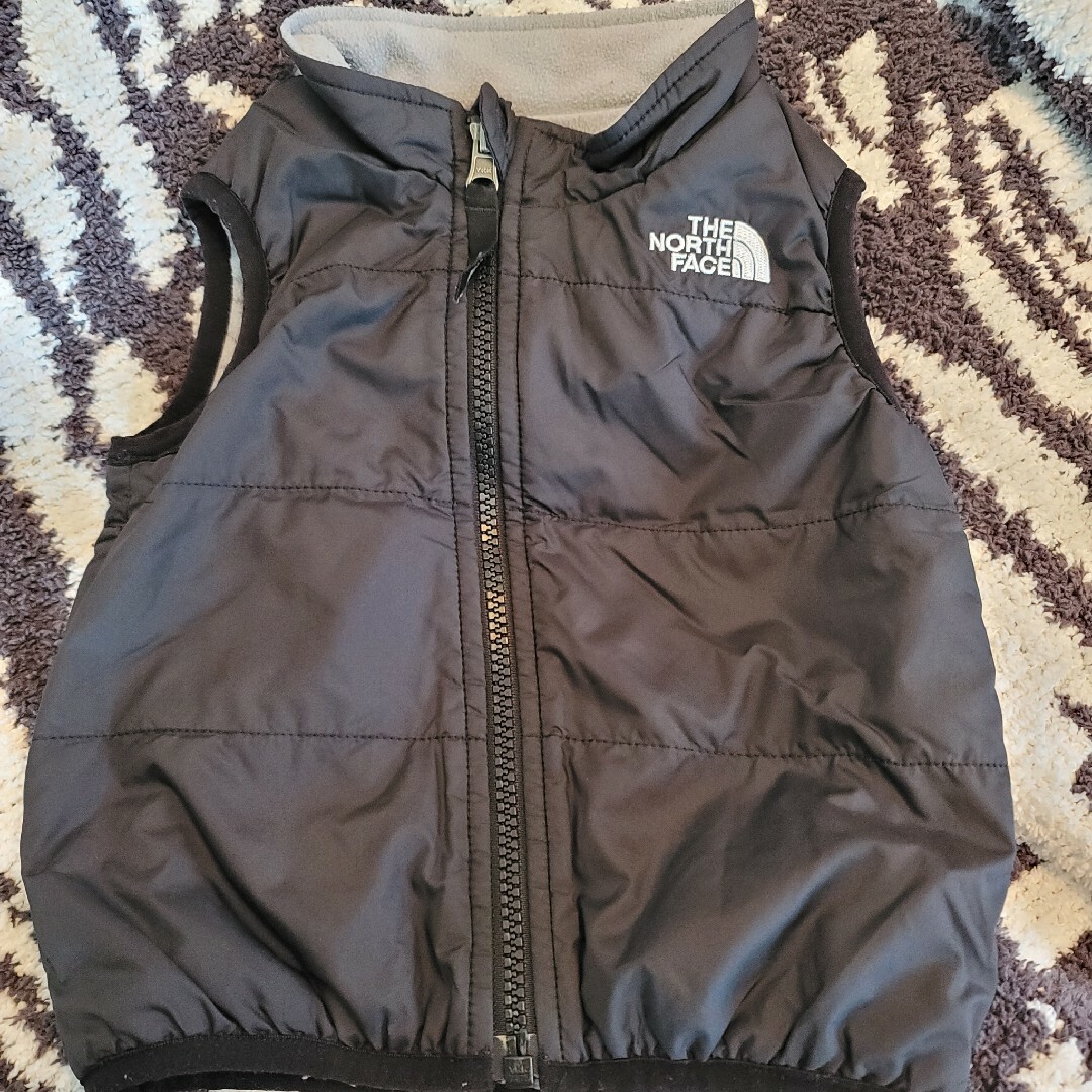 THE NORTH FACE(ザノースフェイス)のNorth Face♡リバーシブルベスト キッズ/ベビー/マタニティのキッズ服男の子用(90cm~)(ジャケット/上着)の商品写真