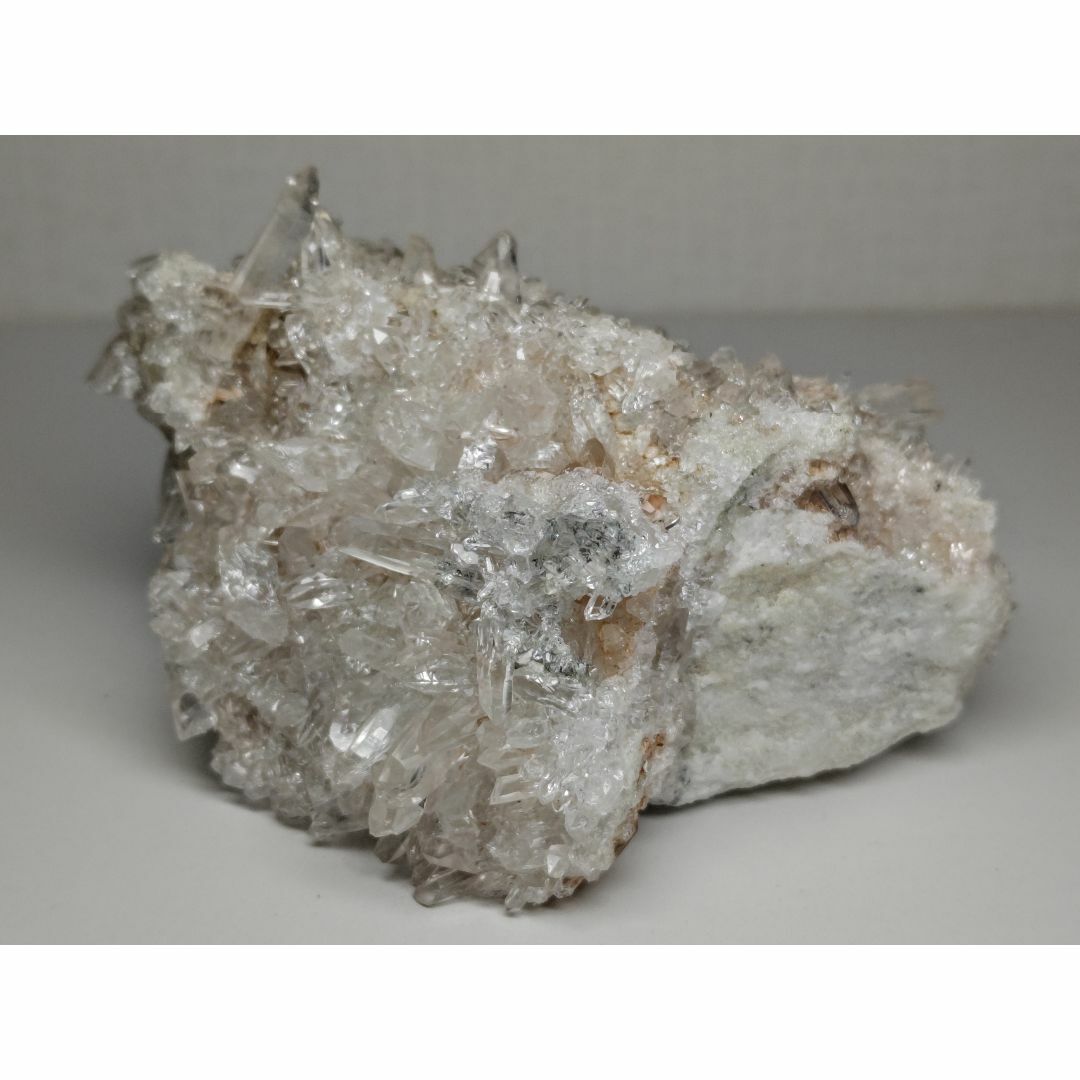 水晶 676g クォーツ 原石 鑑賞石 自然石 誕生石 宝石 鉱物 鉱石 水石