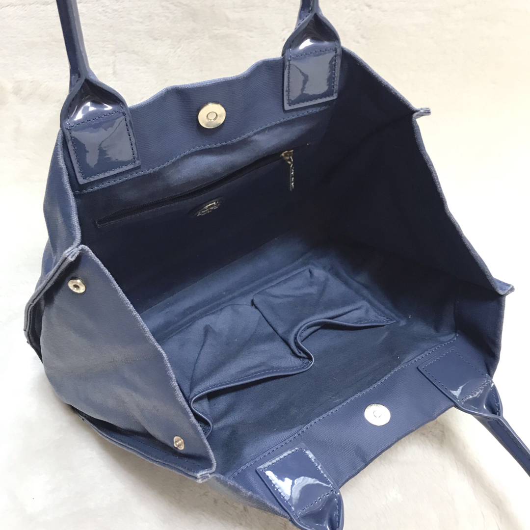 Tory Burch(トリーバーチ)のTory Burch トートバッグ ブルー系 肩掛け PVC エナメル デカロゴ レディースのバッグ(トートバッグ)の商品写真