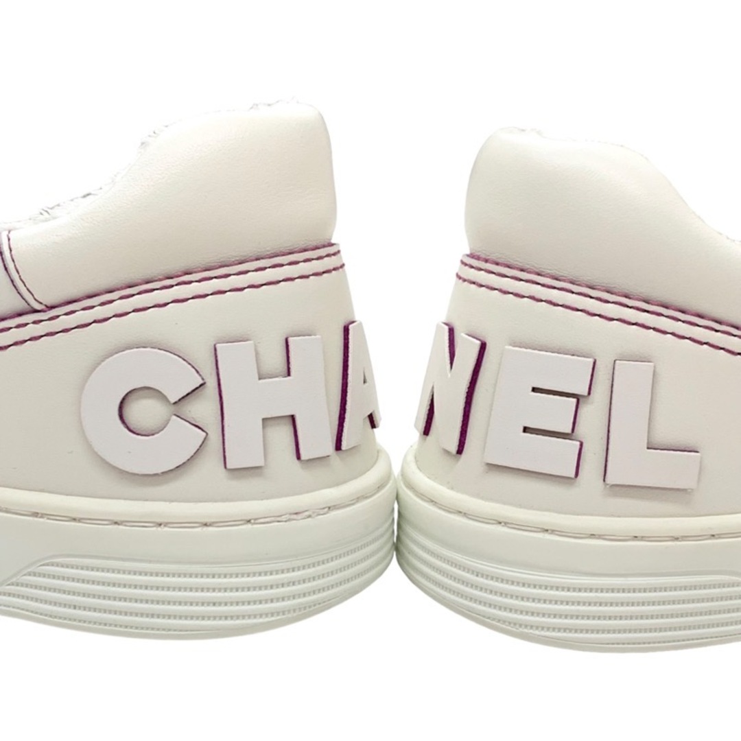 CHANEL(シャネル)の未使用 シャネル スニーカー レザー ホワイト ピンク レディースの靴/シューズ(スニーカー)の商品写真
