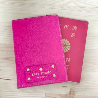 ケイトスペードニューヨーク(kate spade new york)の【美品】Kate spade パスポートケース(旅行用品)