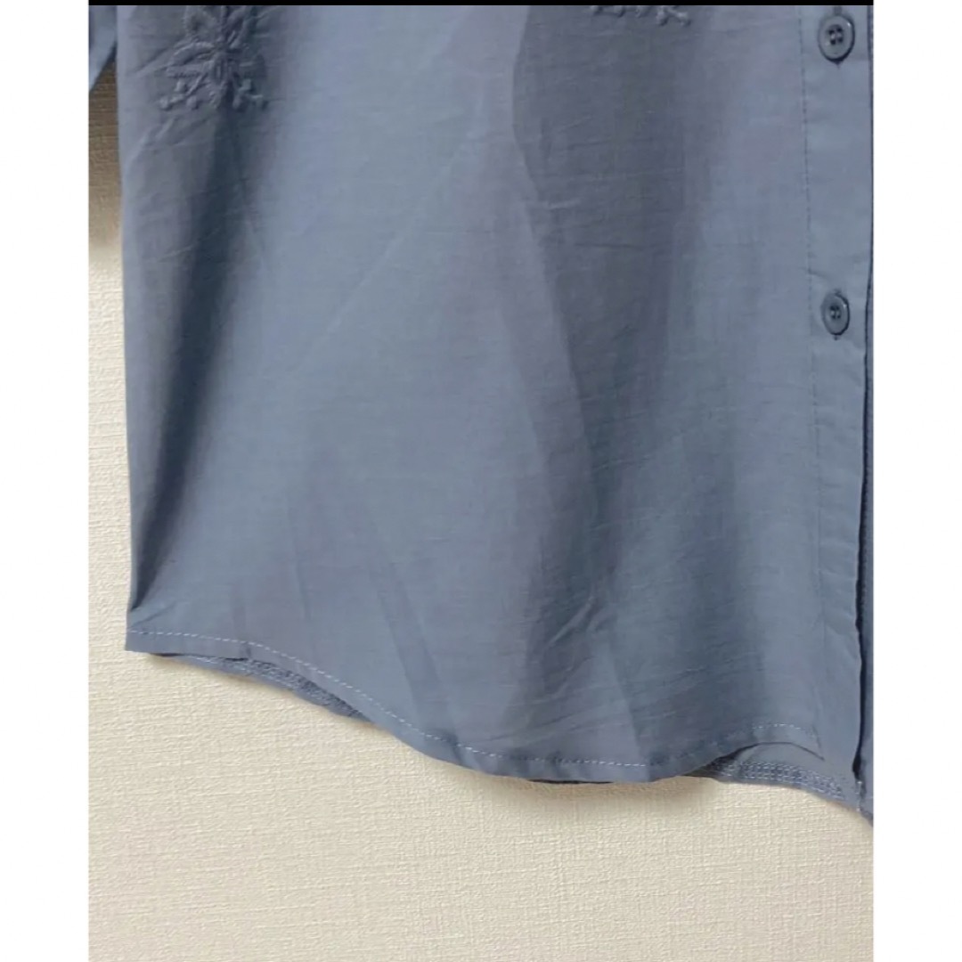 JUNOAH(ジュノア)の【 新品 】JUNOAH  刺繍 ノーカラー レース ブラウス ブルー L レディースのトップス(シャツ/ブラウス(半袖/袖なし))の商品写真