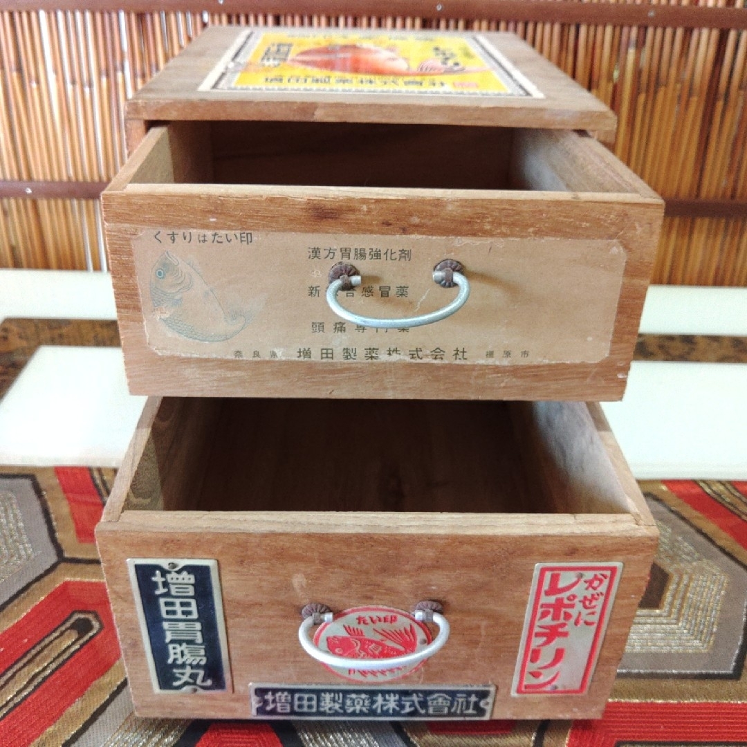 木製二段置き薬箱 昭和レトロ 家庭薬 かわいい 鯛印 金属製銘板 木製二段置き薬箱 昭和レトロ 家庭薬 かわいい 鯛印 金属製銘板