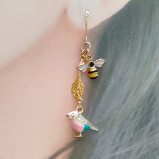 インコピアス☆鳥ピアス☆羽根ピアス☆ハンドメイドピアス☆蜂ピアス☆(ピアス)