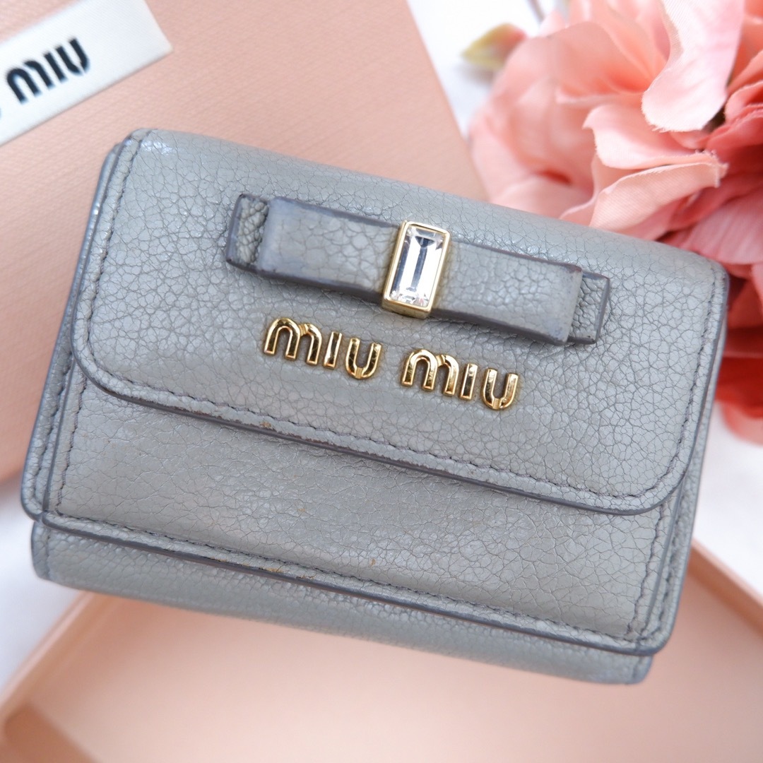 miumiu(ミュウミュウ)の♡美品♥︎ MIUMIU 三つ折り リボン クリスタル ミニ財布 グレー レディースのファッション小物(財布)の商品写真