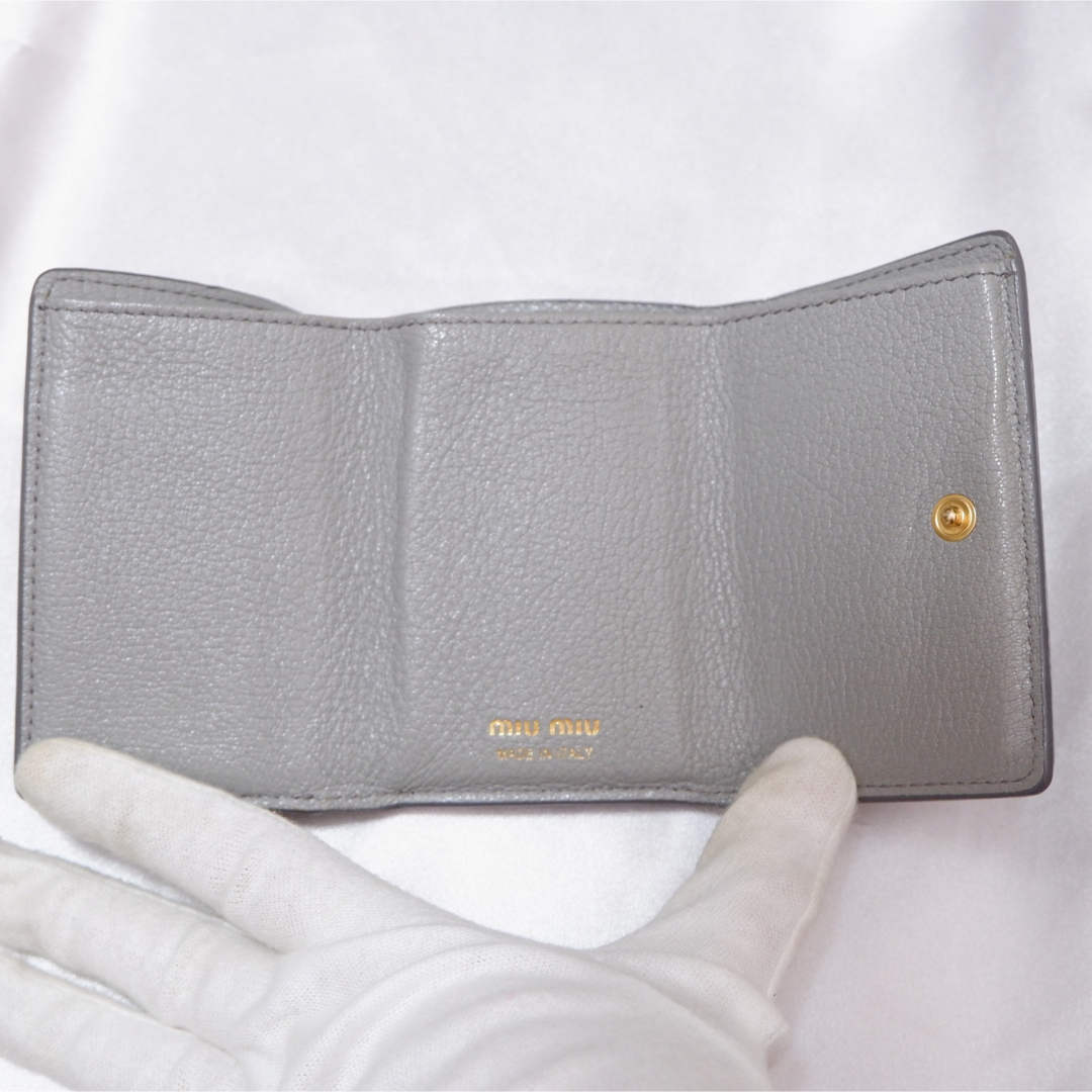 miumiu(ミュウミュウ)の♡美品♥︎ MIUMIU 三つ折り リボン クリスタル ミニ財布 グレー レディースのファッション小物(財布)の商品写真