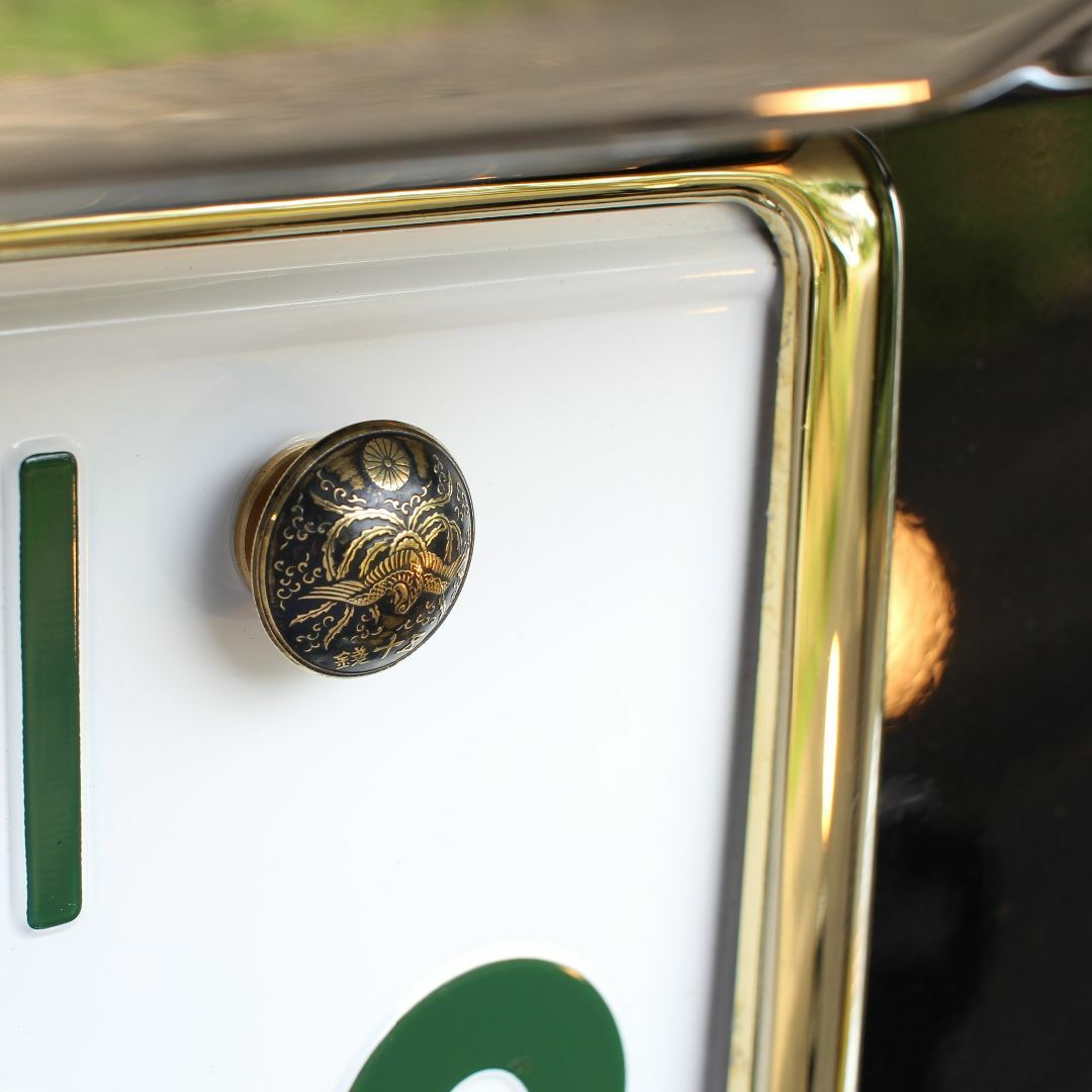 鳳凰 コンチョ付 ナンバーボルト 2個 五十銭黄銅貨 真鍮 菊紋  自動車/バイクのバイク(パーツ)の商品写真