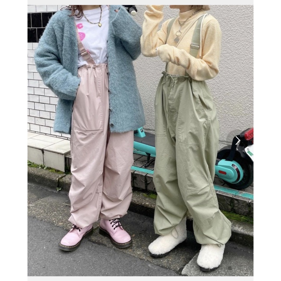 w closet(ダブルクローゼット)のサスペンダー付きパラシュートパンツ レディースのパンツ(サロペット/オーバーオール)の商品写真