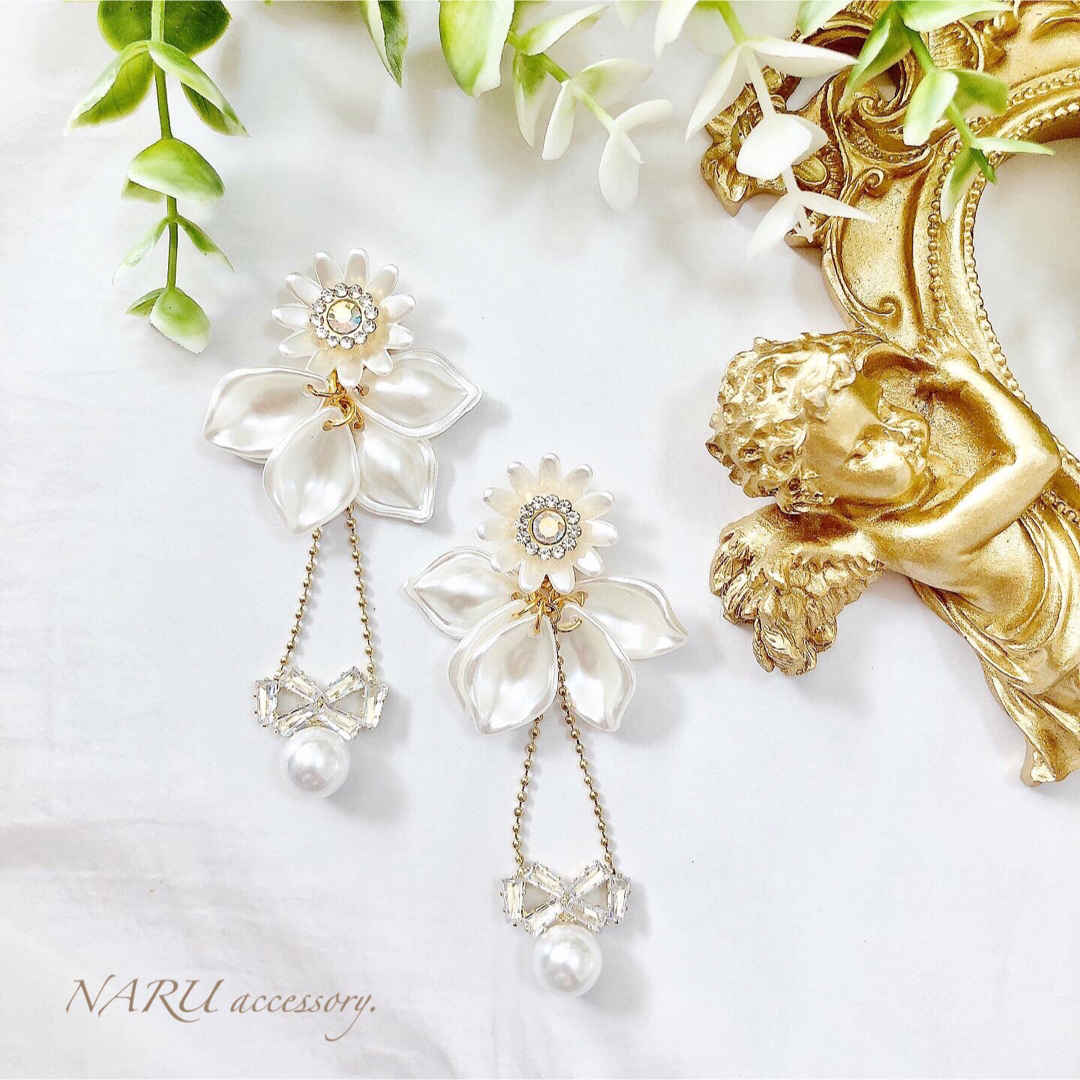 562】ホワイトフラワー 花びら パールビジューチャームの通販 by NARU❤️accessory.｜ラクマ