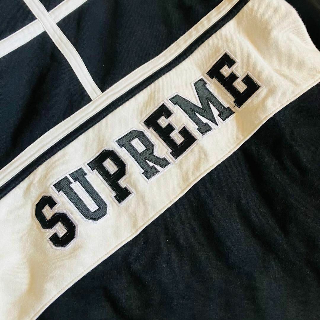 supremeシュプリーム　フード付き　プルオーバーパーカー　黒白　斜めロゴ　Ｌ