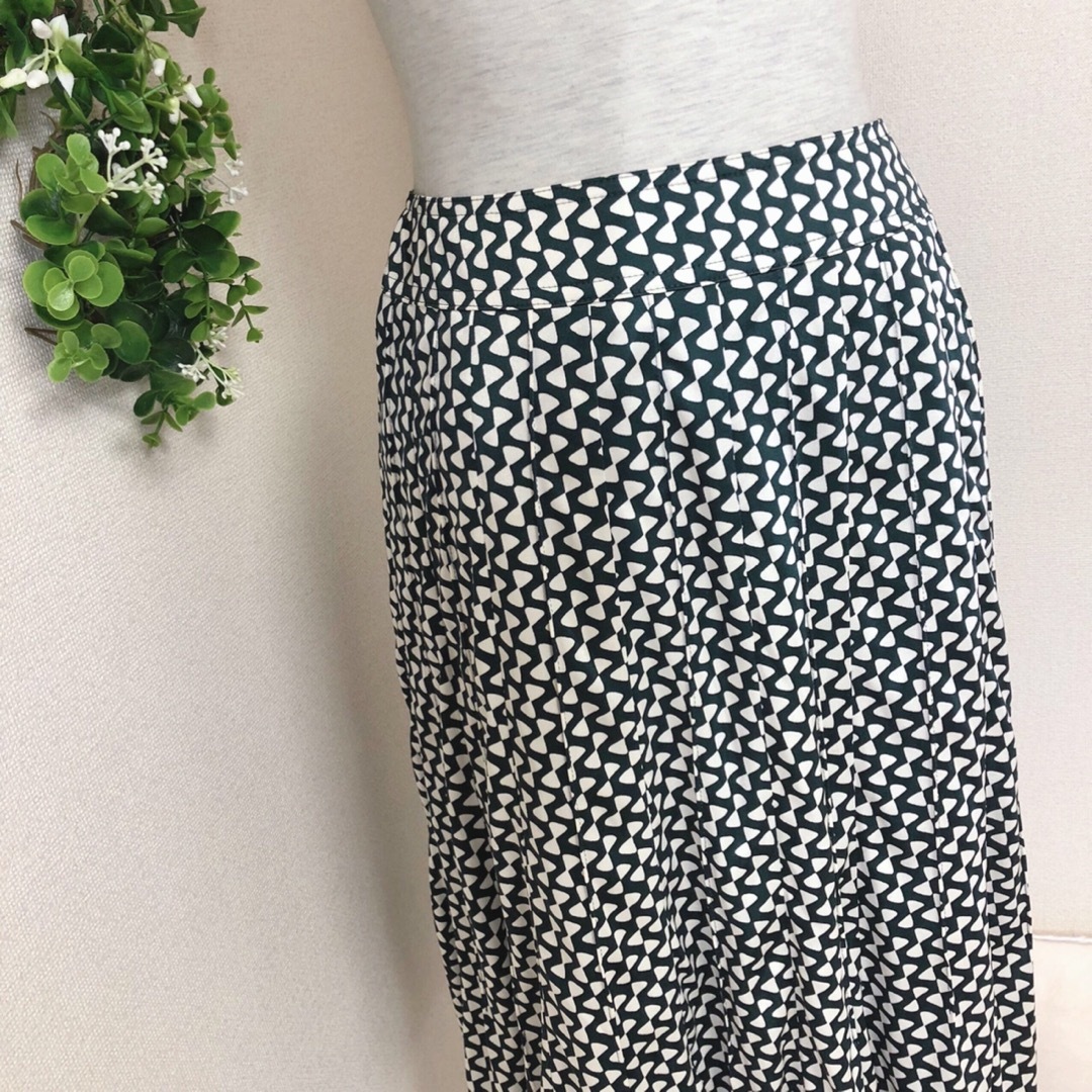 自由区(ジユウク)の自由区の深緑とアイボリーパターン柄スカート サイズ38M レディースのスカート(ひざ丈スカート)の商品写真