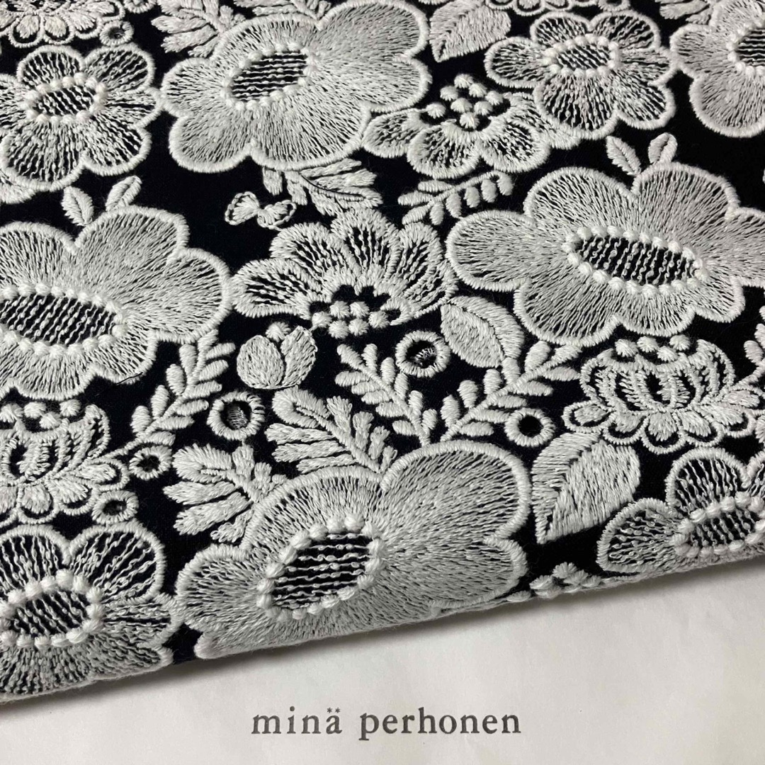minaperhonen ハンドメイド ブラウス smile flower (ミナ minaperhonen ハンドメイド ブラウス smile flower (ミナ
