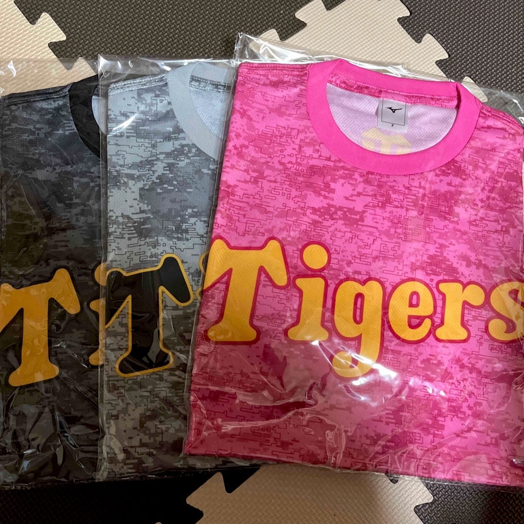 阪神タイガース(ハンシンタイガース)の阪神タイガースTシャツ　3枚セット スポーツ/アウトドアの野球(応援グッズ)の商品写真