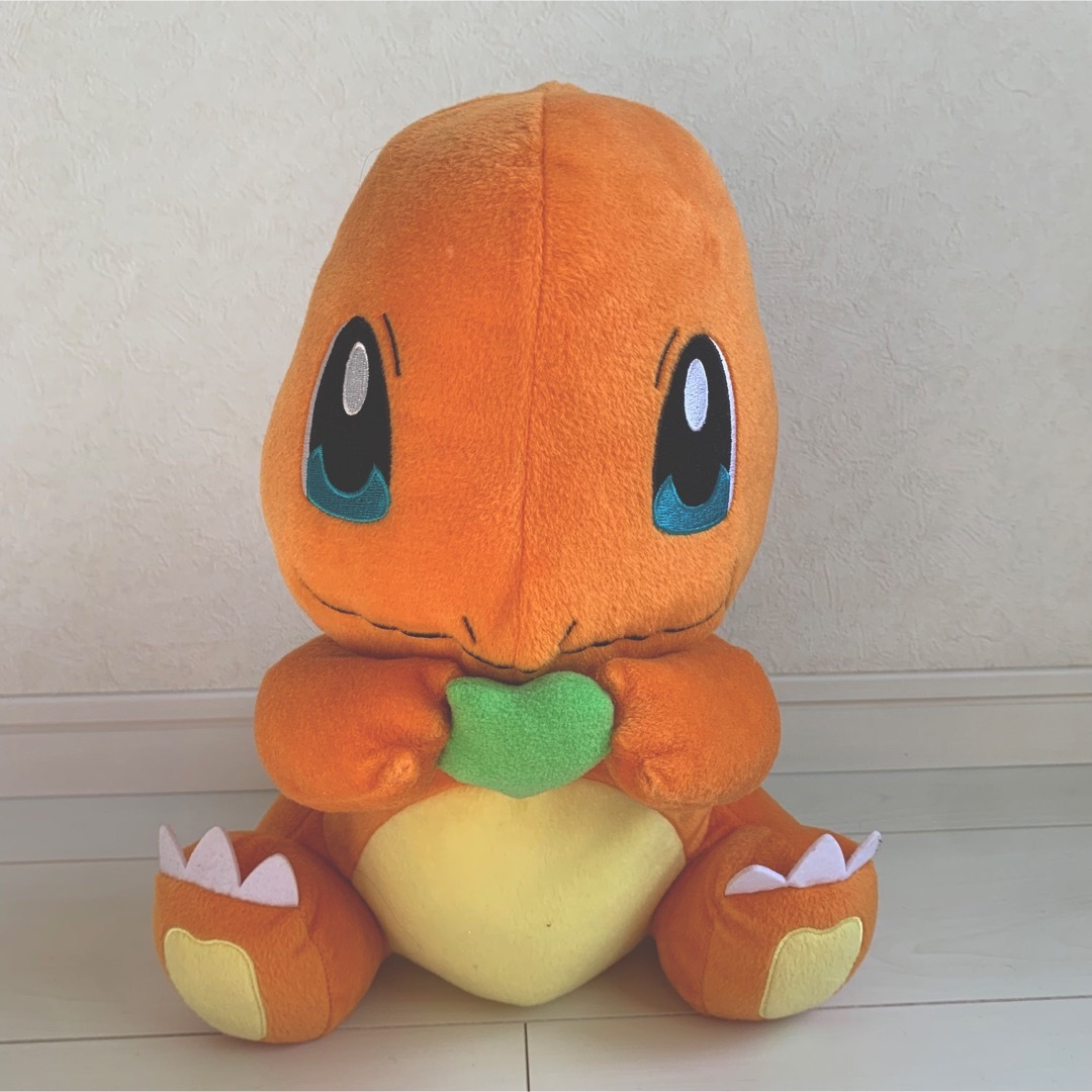 ポケモン(ポケモン)のポケモン　ヒトカゲ　めちゃでかぬいぐるみ エンタメ/ホビーのおもちゃ/ぬいぐるみ(キャラクターグッズ)の商品写真