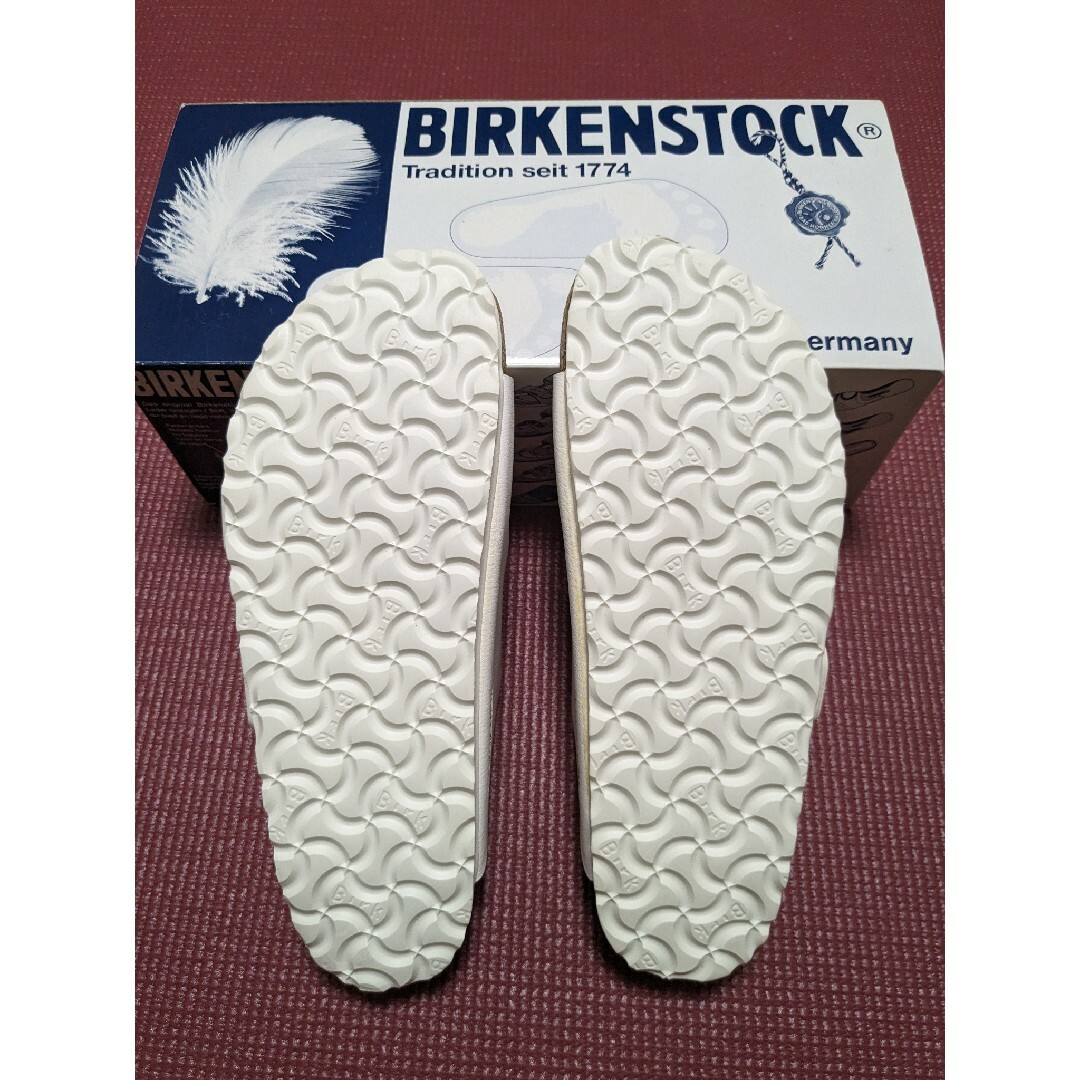 BIRKENSTOCK(ビルケンシュトック)のビルケンシュトック　アリゾナ　ビルコフロー　ホワイト　25-25.5cm レディースの靴/シューズ(サンダル)の商品写真