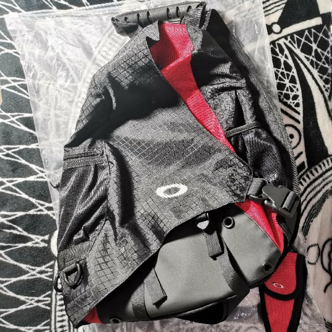 Oakley - OAKLEY オークリー 00s ショルダーバッグ 黒赤の通販 by