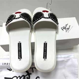 新品未使用☆Alice+Olivia☆TASHA☆スタッズフェイスサンダル-