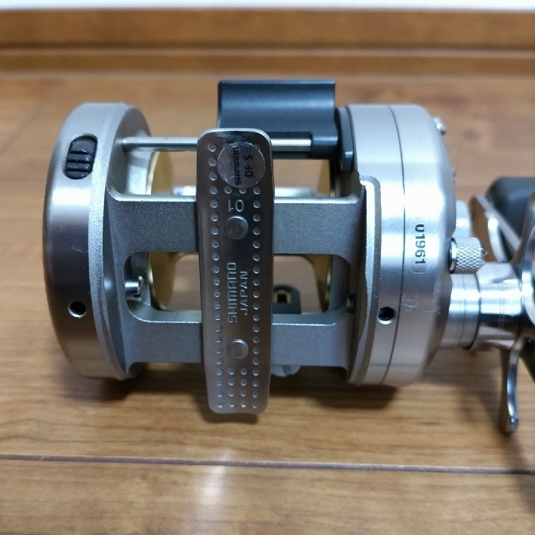 SHIMANO(シマノ)のシマノ　05　カルカッタ　400 スポーツ/アウトドアのフィッシング(リール)の商品写真