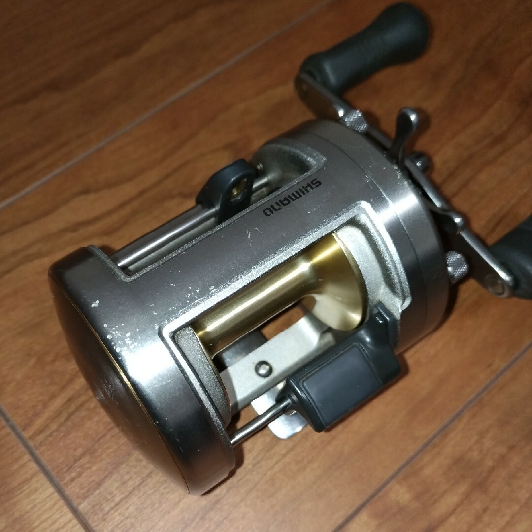 SHIMANO(シマノ)のシマノ　05　カルカッタ　400 スポーツ/アウトドアのフィッシング(リール)の商品写真