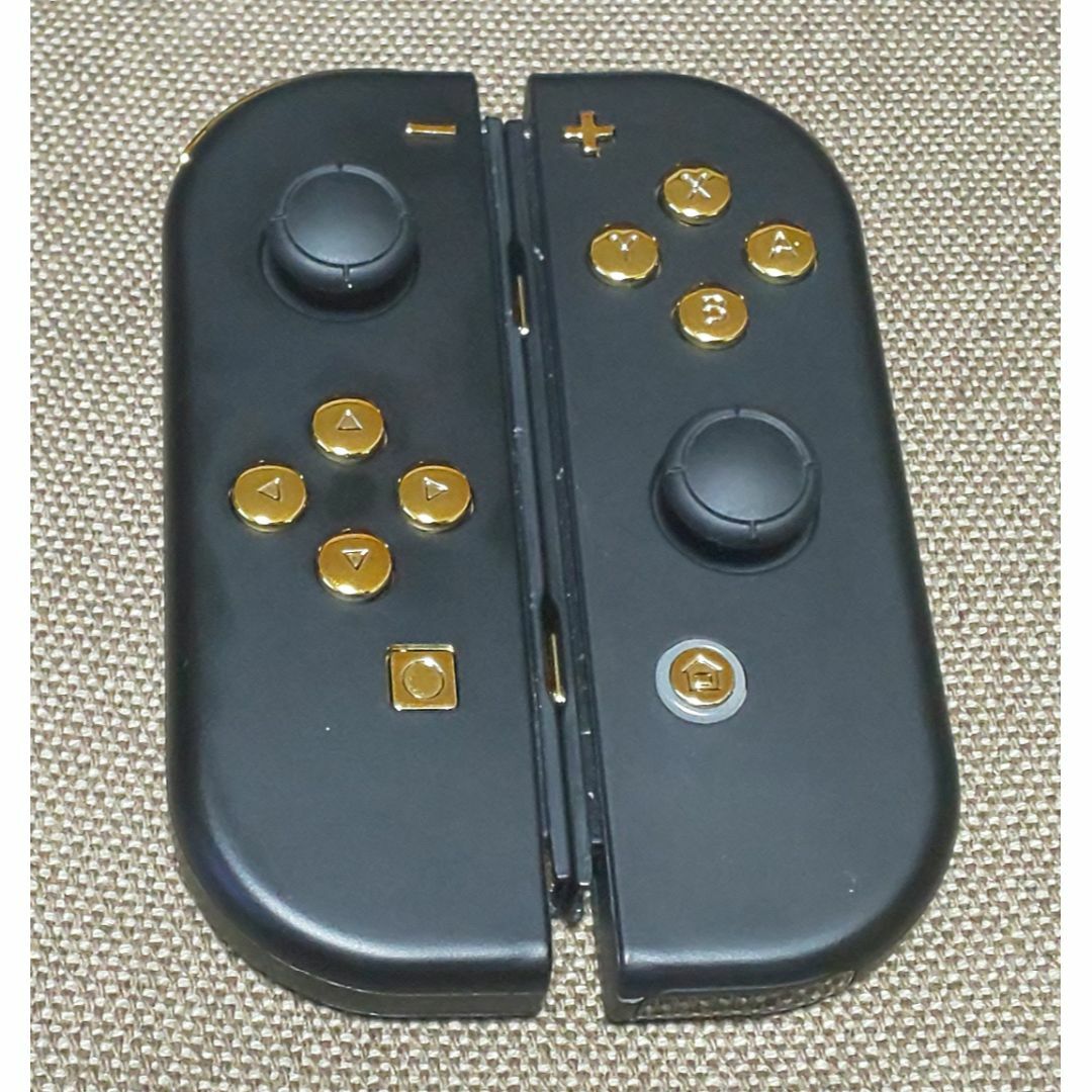 Nintendo Switch(ニンテンドースイッチ)の【ブラック＆ゴールド】スイッチ用ジョイコン　左右セット エンタメ/ホビーのゲームソフト/ゲーム機本体(その他)の商品写真
