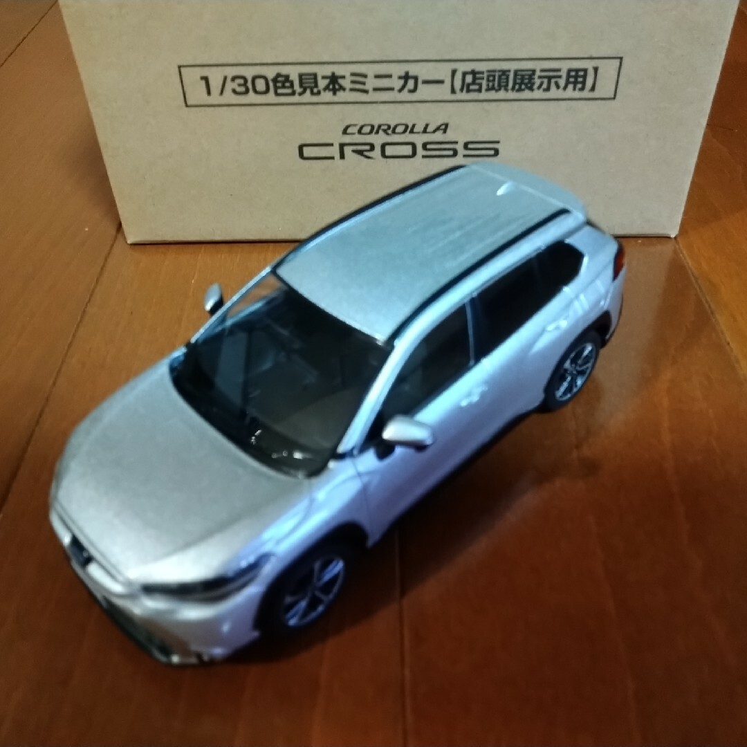 トヨタ(トヨタ)のトヨタ　カローラクロス　1/30 ミニカー　新品　非売品　シルバーメタリック エンタメ/ホビーのおもちゃ/ぬいぐるみ(ミニカー)の商品写真