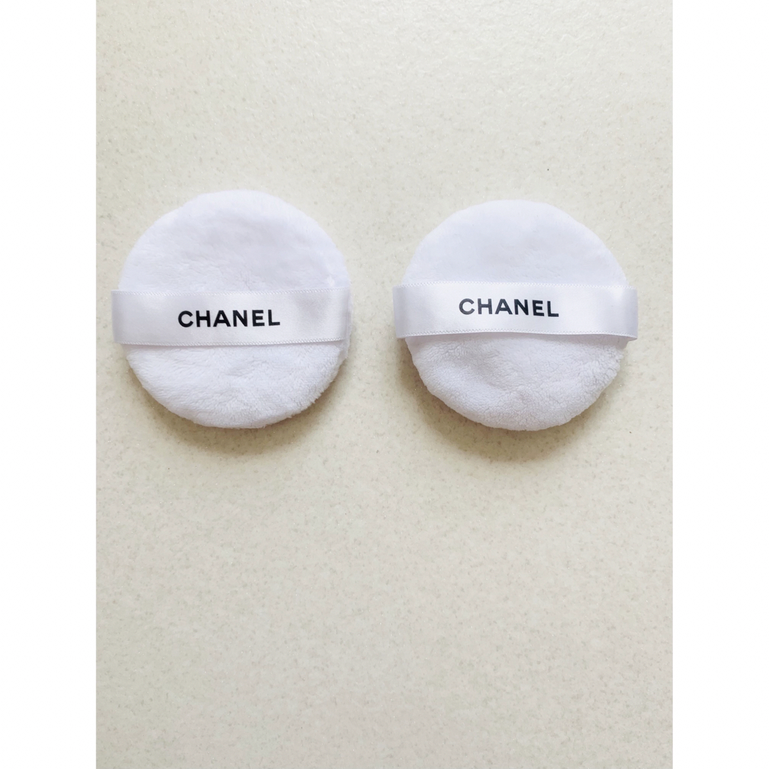 CHANEL(シャネル)のCHANELプードゥル ユニヴェルセル リーブル パフ2点セット コスメ/美容のベースメイク/化粧品(フェイスパウダー)の商品写真