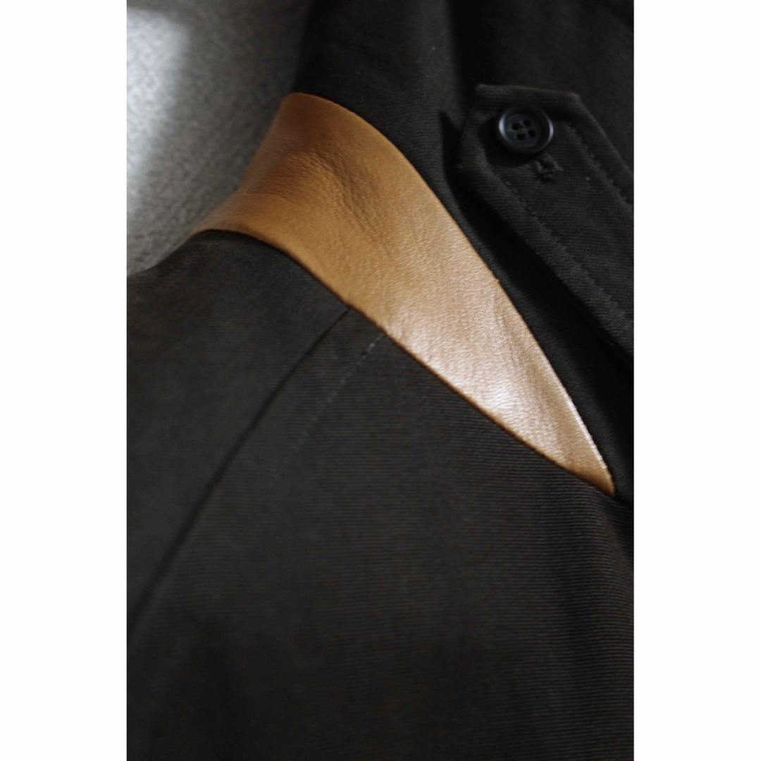 COMOLI(コモリ)のCristaseya TRENCH WITH LEATHER PATCH コート メンズのジャケット/アウター(ステンカラーコート)の商品写真