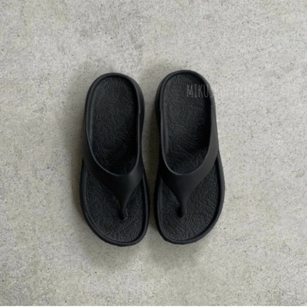 リカバリー トングサンダル 35-36 黒 厚底 フラット ぺたんこ プチプラ レディースの靴/シューズ(サンダル)の商品写真