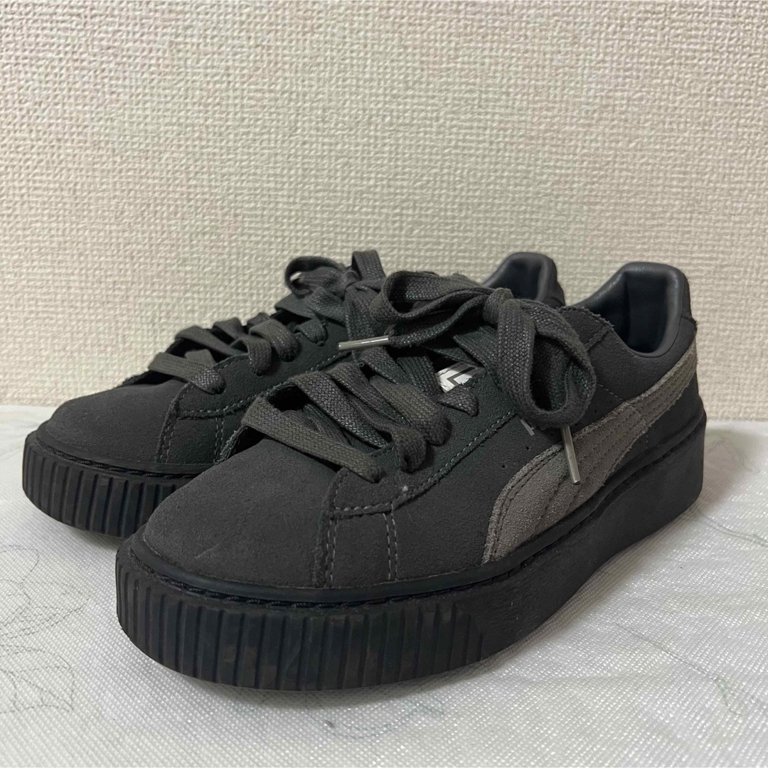 PUMA(プーマ)の【日本未発売】PUMA プーマ スウェード スニーカー 厚底 グレー BTS レディースの靴/シューズ(スニーカー)の商品写真