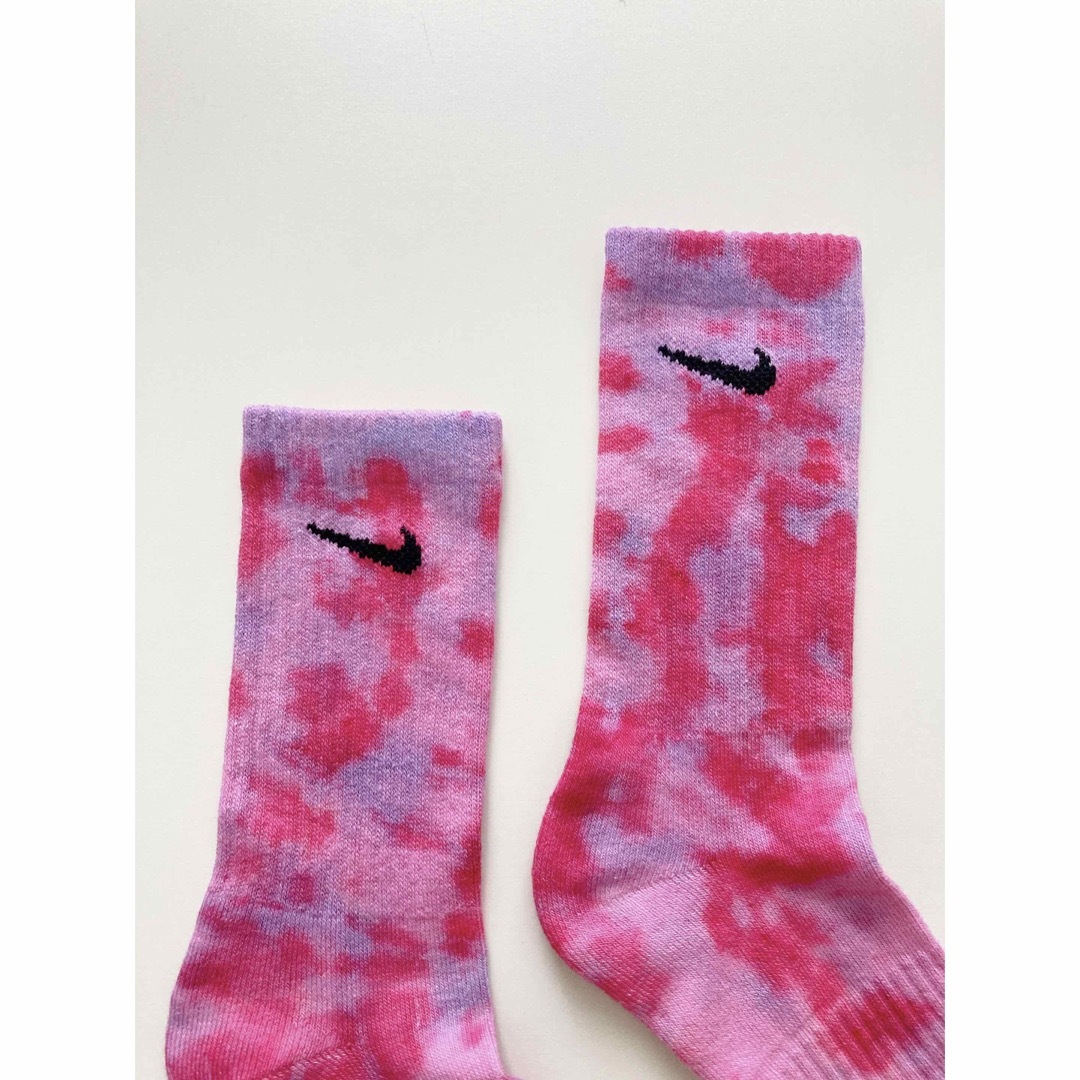 NIKE(ナイキ)のNIKE タイダイソックス ピンク パープル 23~25㎝ レディースのレッグウェア(ソックス)の商品写真