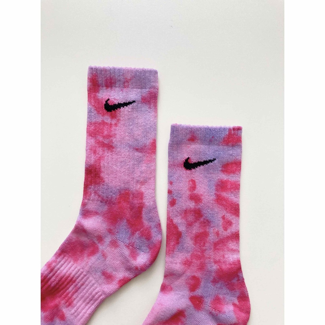 NIKE(ナイキ)のNIKE タイダイソックス ピンク パープル 23~25㎝ レディースのレッグウェア(ソックス)の商品写真