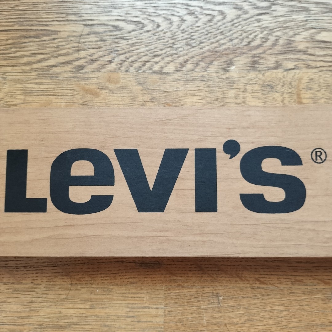 Levi's(リーバイス)の【非売品】Levi's リーバイス ディスプレイ用 木製看板【店舗販促品】 インテリア/住まい/日用品のオフィス用品(店舗用品)の商品写真