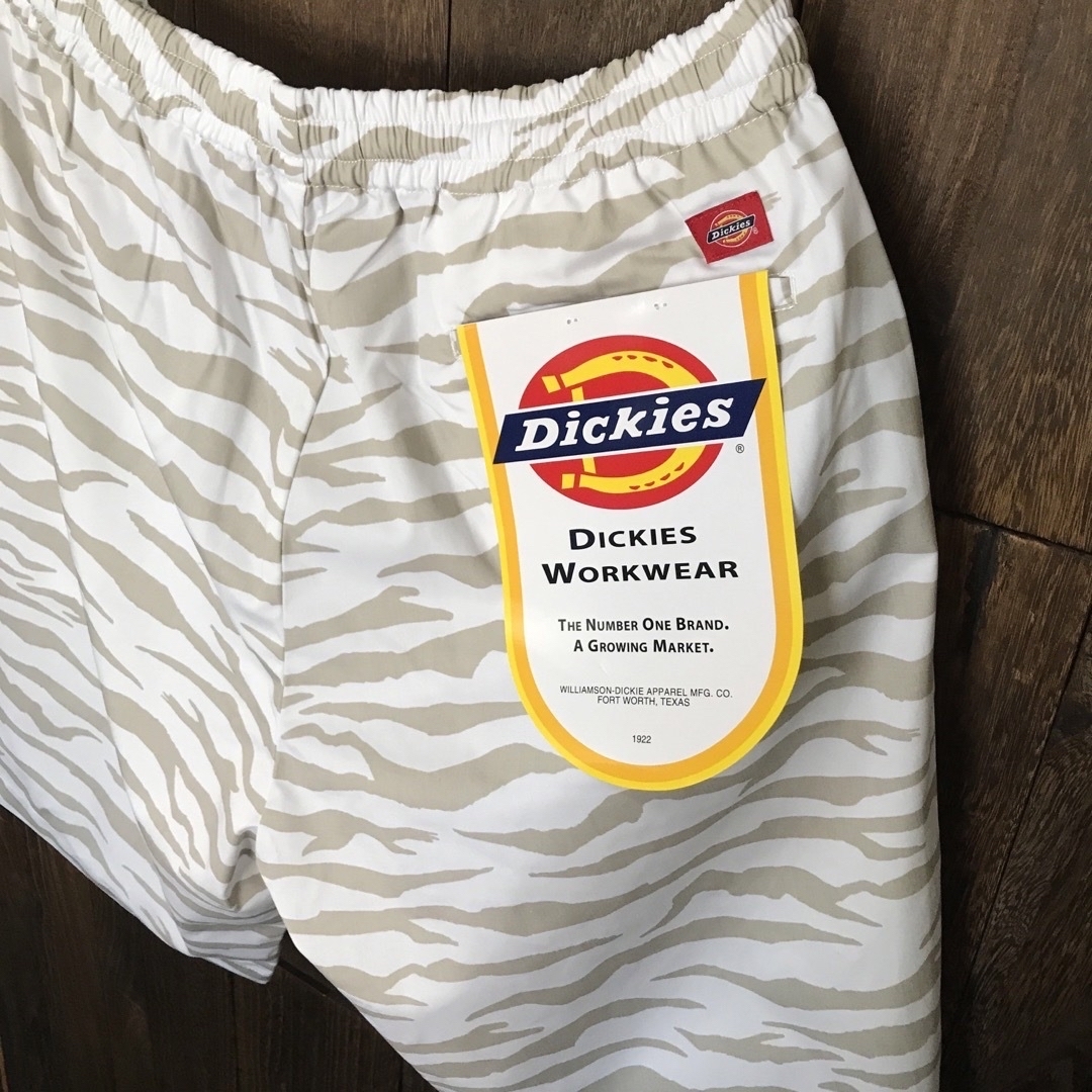 Dickies(ディッキーズ)のDickies✨ホワイトゼブラ柄✨ハーフパンツ✨メンズ XL 新品 メンズのパンツ(ショートパンツ)の商品写真