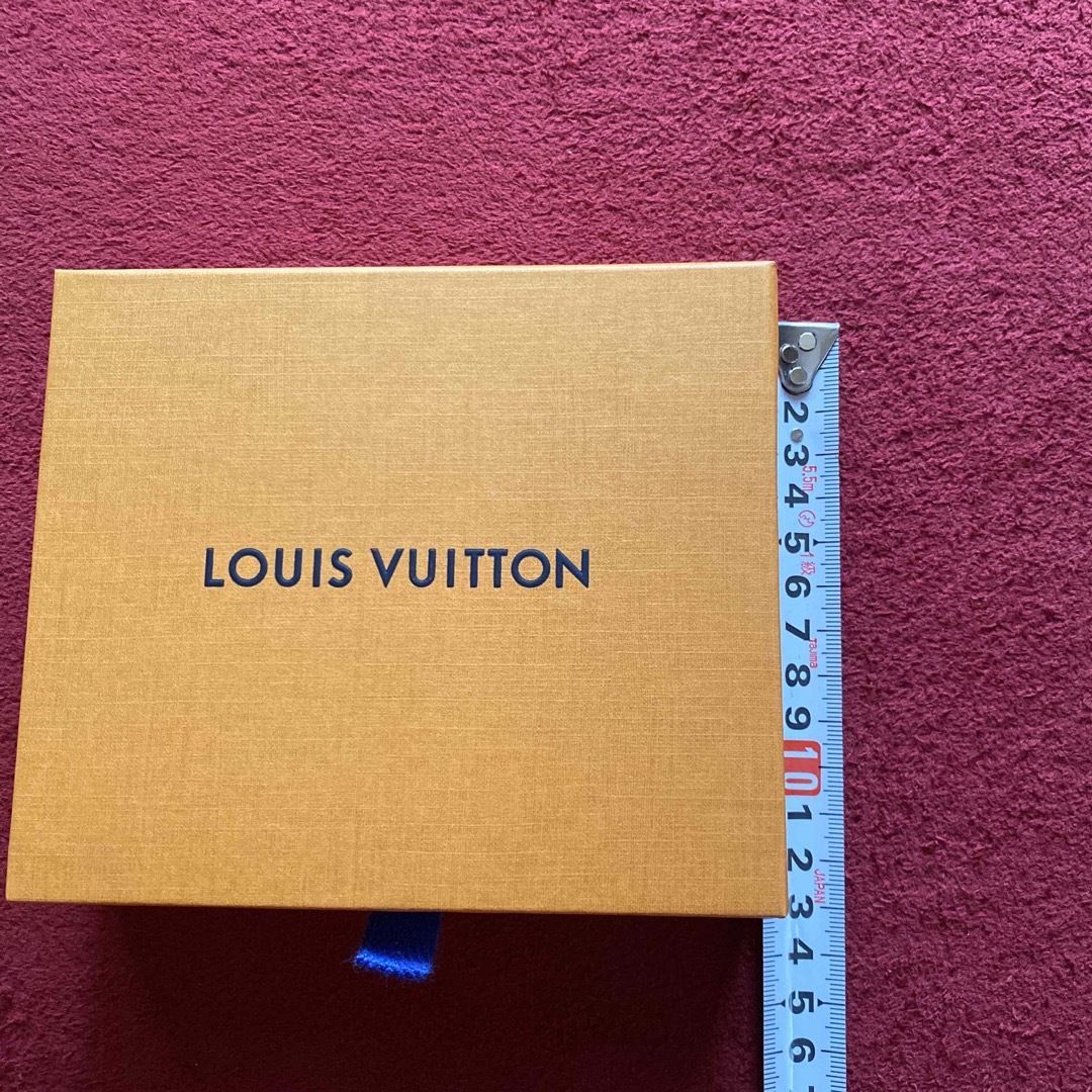 LOUIS VUITTON(ルイヴィトン)のＬＯU IS VUITTONの空箱 インテリア/住まい/日用品のオフィス用品(ラッピング/包装)の商品写真