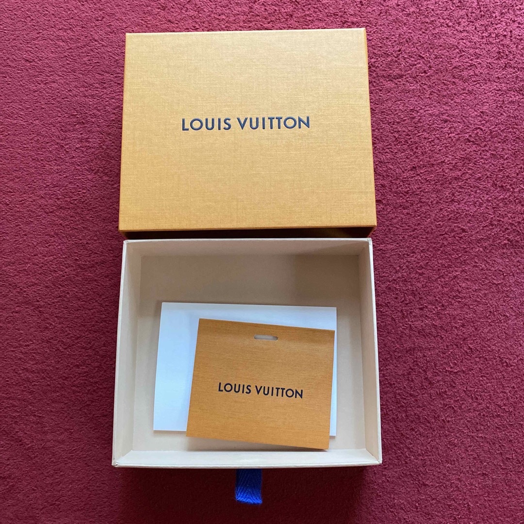 LOUIS VUITTON(ルイヴィトン)のＬＯU IS VUITTONの空箱 インテリア/住まい/日用品のオフィス用品(ラッピング/包装)の商品写真