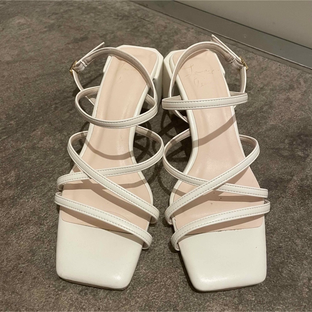 Launa Lea(ラウナレア)のLauna lea ラウナレア ホワイト スクエアヒール ストラップ サンダル レディースの靴/シューズ(サンダル)の商品写真