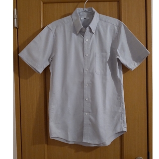 ユニクロ(UNIQLO)のユニクロ　半袖ボタンダウンシャツ　ライトグレー(シャツ)