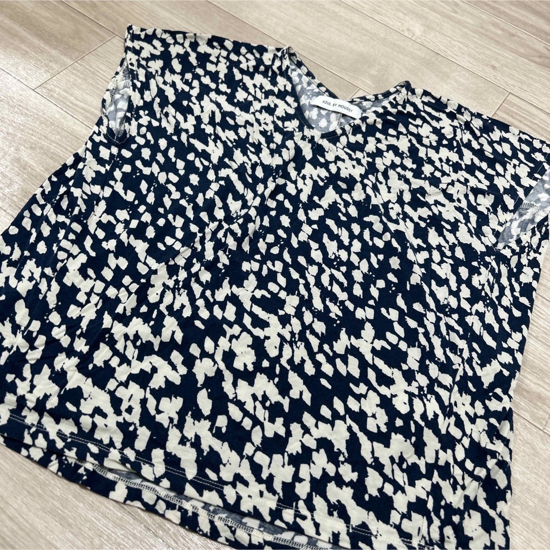 AZUL by moussy(アズールバイマウジー)のAZUL by moussy 総柄トップス SLY rienda resexxy レディースのトップス(Tシャツ(半袖/袖なし))の商品写真