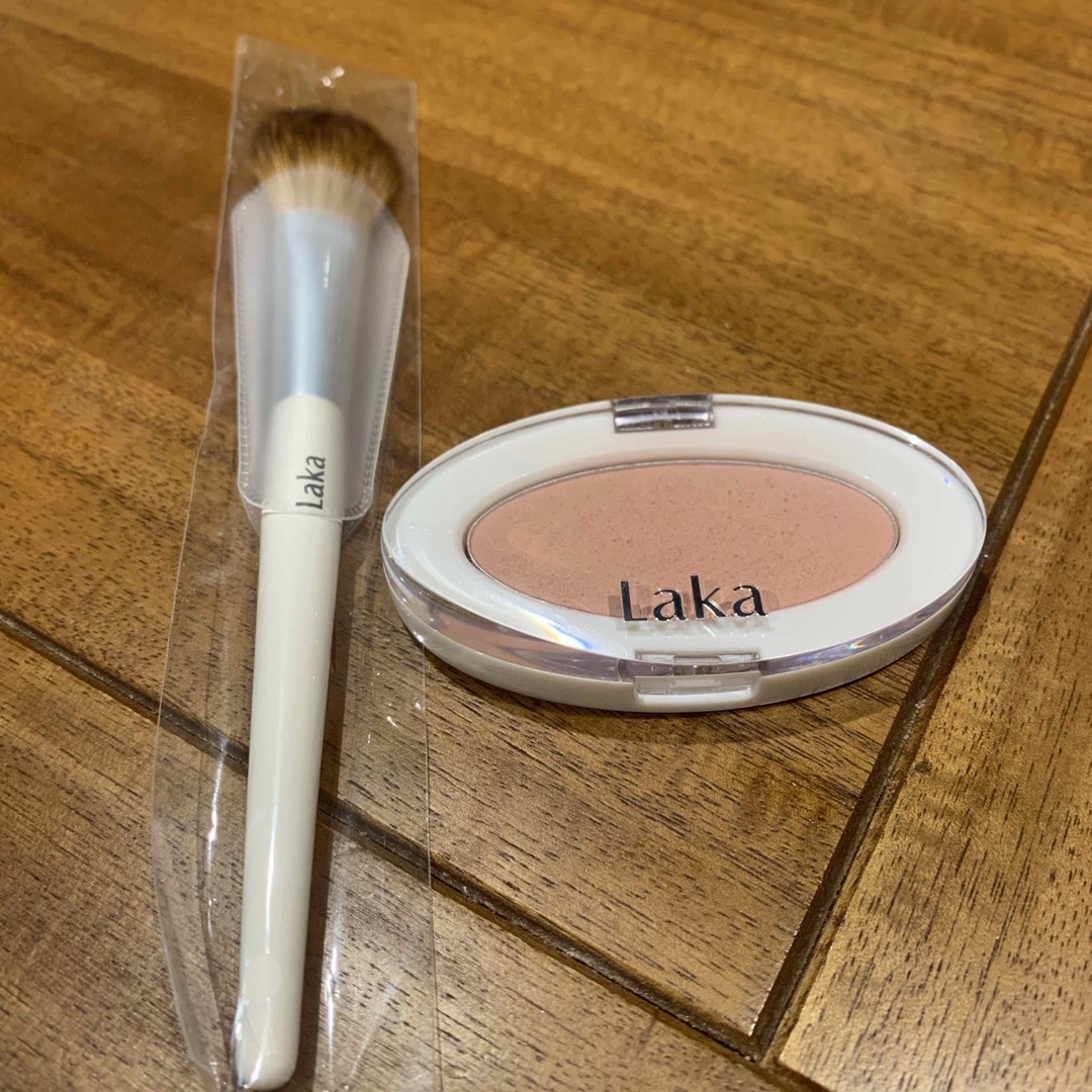 [箱つき] [ブラシ未使用] Laka ラブシルクブラッシュ705 コスメ/美容のベースメイク/化粧品(チーク)の商品写真