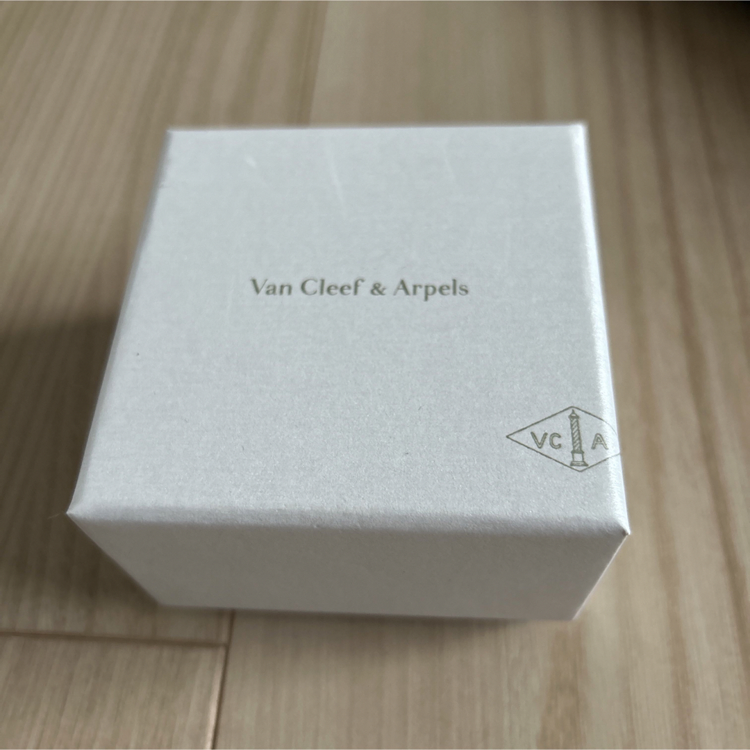 Van Cleef & Arpels(ヴァンクリーフアンドアーペル)のヴァンクリーフ&アーペル　ジュエリー　空箱 インテリア/住まい/日用品のインテリア小物(小物入れ)の商品写真