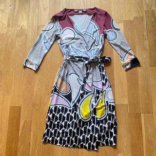 ダイアンフォンファステンバーグ(DIANE von FURSTENBERG)の【日本未入荷柄】DVFのラップワンピ　サイズ2(ひざ丈ワンピース)