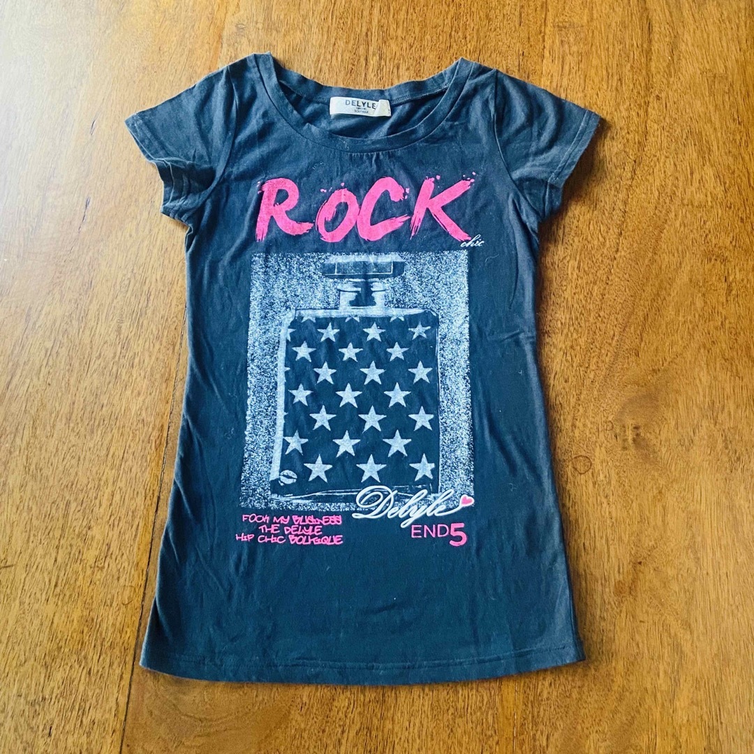 Delyle(デイライル)のDELYLE  ROCK Tシャツ　blackpink レディースのトップス(Tシャツ(半袖/袖なし))の商品写真