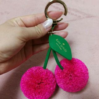 ケイトスペードニューヨーク(kate spade new york)の新品未使用♥ケイトスペード✨チェリー🍒型キーリング♥(キーホルダー)