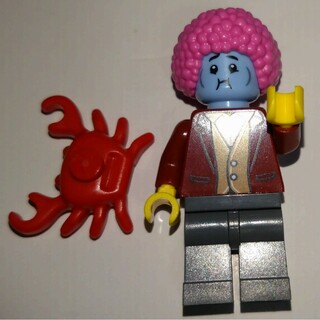 レゴ(Lego)のレゴミニフィグ　カニを持った青ざめた表情の男(知育玩具)