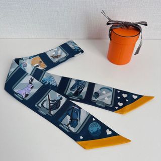 エルメス(Hermes)の【新品・未使用品】エルメス ツイリー エルメス・ストーリー 紺色 2023AW(バンダナ/スカーフ)